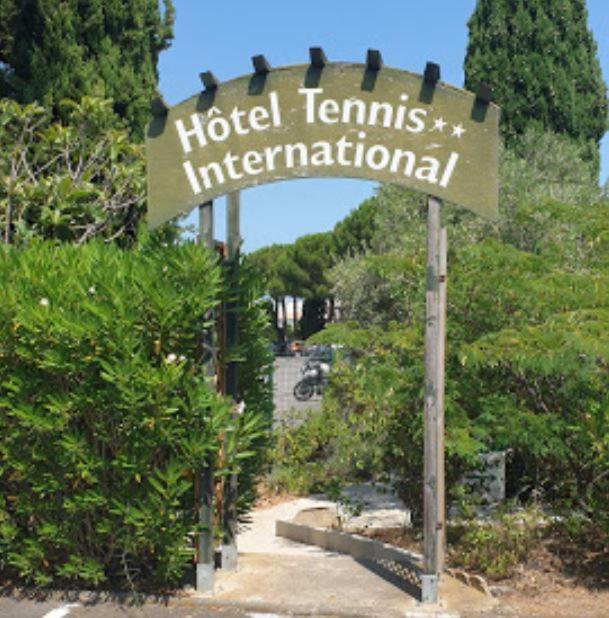 Hotel Tennis International แอกด์ ภายนอก รูปภาพ